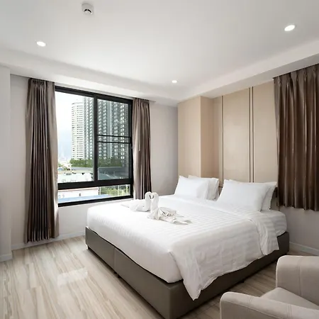 The Riski Hotel At Bangphlat Station Sha